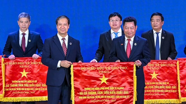 Bộ trưởng Nguyễn Kim Sơn tri ân nhà giáo và vị thế giáo dục hiện nay - Ảnh 2. Bộ trưởng Nguyễn Kim Sơn tri ân nhà giáo và vị thế giáo dục hiện nay - Ảnh 2.