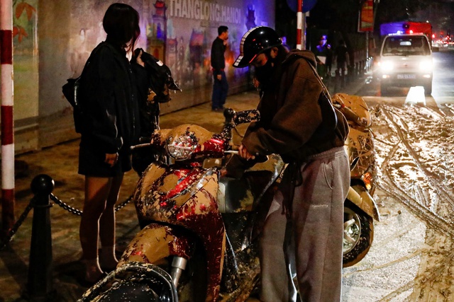 Hà Nội: Bùn nhão tràn trên phố, nhiều xe máy ngã dúi dụi- Ảnh 1. Hà Nội: Bùn nhão tràn trên phố, nhiều xe máy ngã dúi dụi- Ảnh 1.