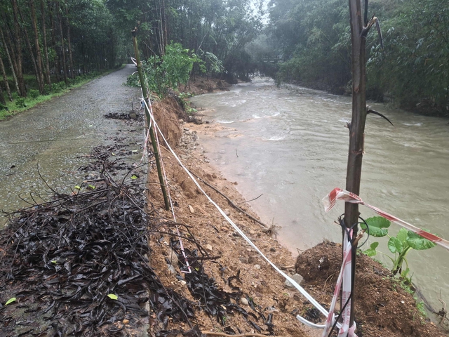 Tuyến đường độc đạo v&agrave;o 1 th&ocirc;n miền n&uacute;i TP.Huế bị sạt lở nghi&ecirc;m trọng- Ảnh 1.