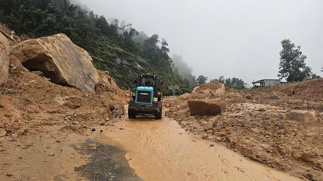 Dốc toàn lực khắc phục sạt lở đèo Khánh Lê - Ảnh 3.