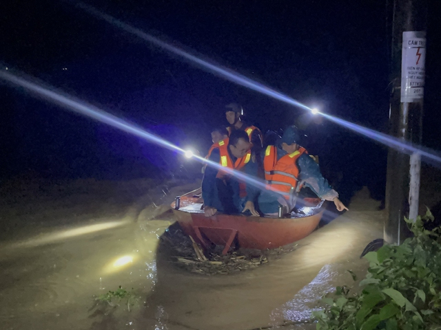 Đắk Lắk: 2 người già đau ốm được đưa ra khỏi vùng ngập lụt trong đêm - Ảnh 4.
