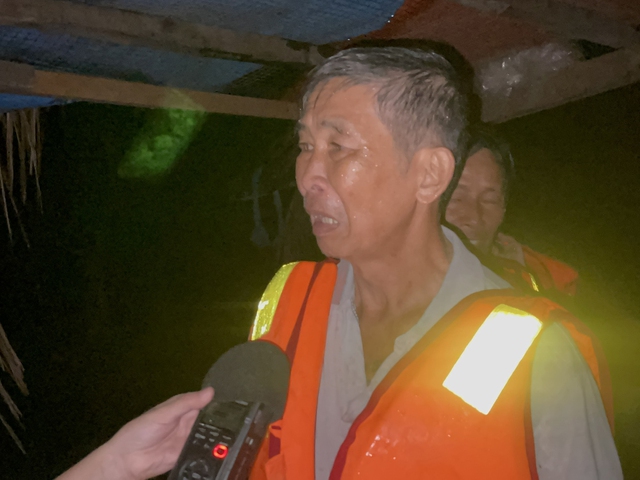 Đắk Lắk: 2 người già đau ốm được đưa ra khỏi vùng ngập lụt trong đêm - Ảnh 3.