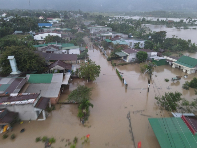 Đắk Lắk: 2 người già đau ốm được đưa ra khỏi vùng ngập lụt trong đêm - Ảnh 2.