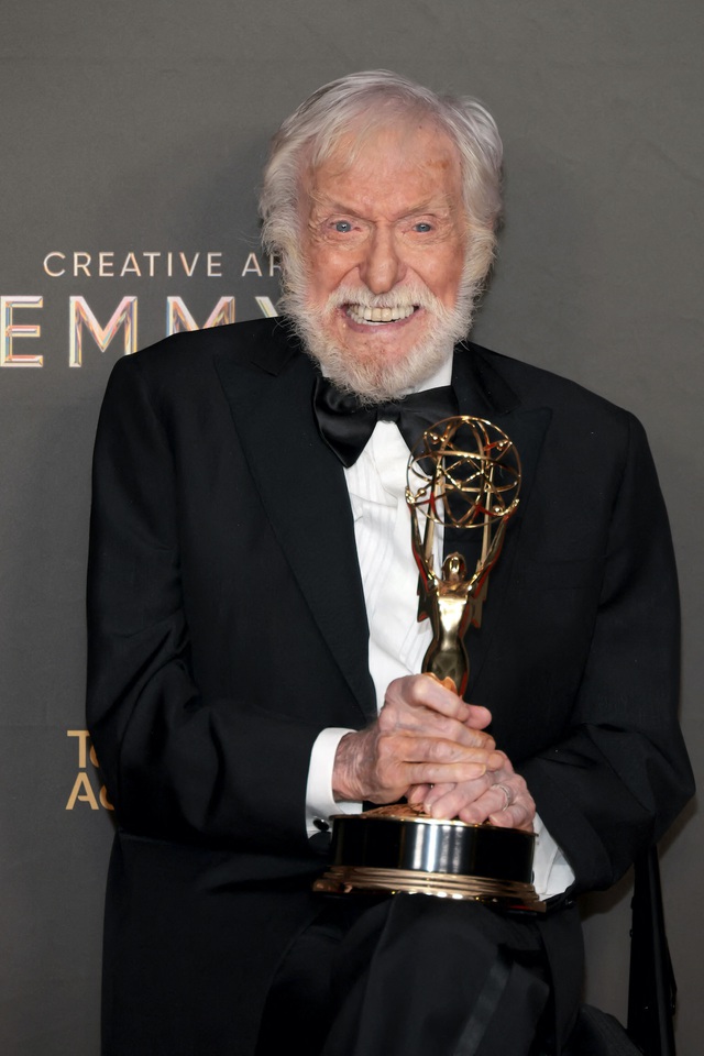 Huyền thoại Dick Van Dyke hé lộ cuộc sống riêng ở tuổi 100
- Ảnh 3. Huyền thoại Dick Van Dyke hé lộ cuộc sống riêng ở tuổi 100
- Ảnh 3.