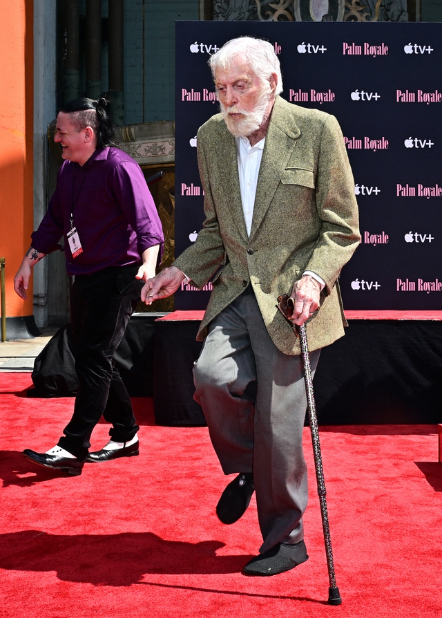 Huyền thoại Dick Van Dyke hé lộ cuộc sống riêng ở tuổi 100
- Ảnh 2. Huyền thoại Dick Van Dyke hé lộ cuộc sống riêng ở tuổi 100
- Ảnh 2.