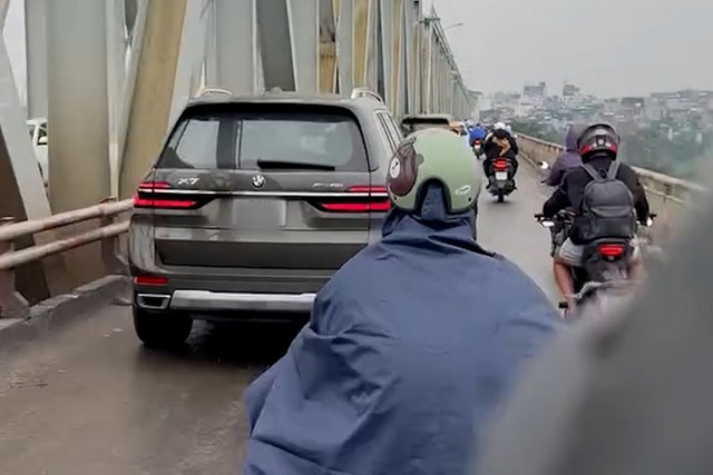 CSGT mời tài xế BMW bị tố dùng điện thoại khi lái xe qua cầu Chương Dương - Ảnh 1.