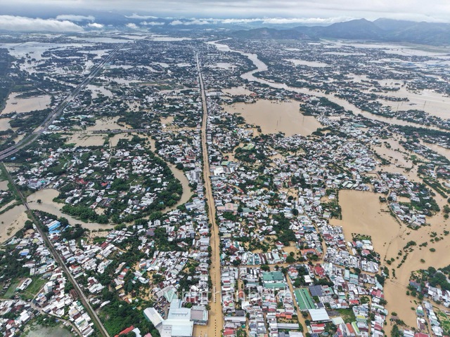 Mưa lũ tại Khánh Hòa: 7 người chết, hàng trăm hộ dân phải di dời khẩn cấp - Ảnh 1.