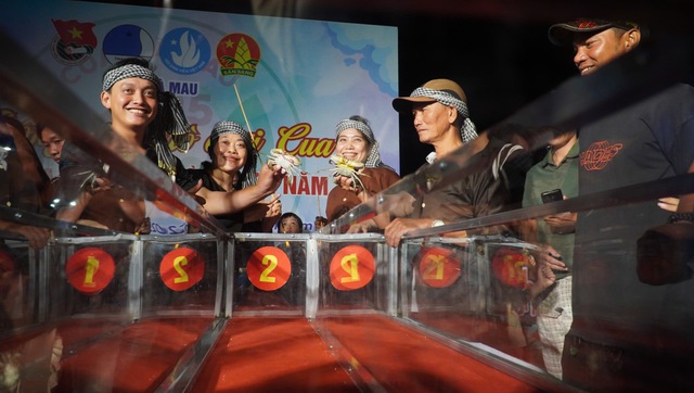 Độc lạ đua... cua ở Cà Mau- Ảnh 3.