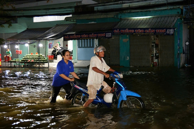 C&ocirc; g&aacute;i 20 tuổi giữa biển nước triều cường khiến mạng x&atilde; hội rưng rưng- Ảnh 2.