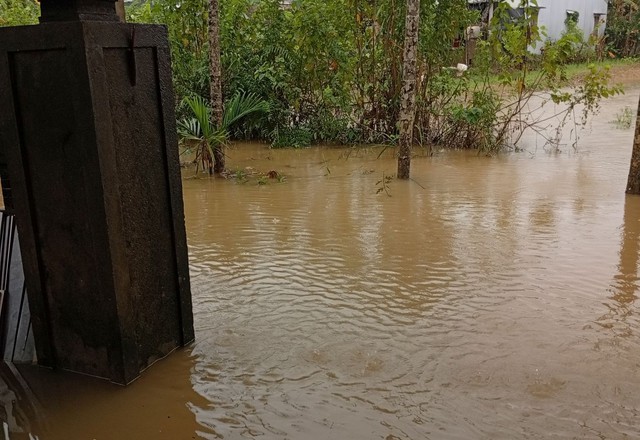 Nước lũ s&ocirc;ng Bồ d&acirc;ng cao tại Huế , học sinh nghỉ học khẩn cấp - Ảnh 4.