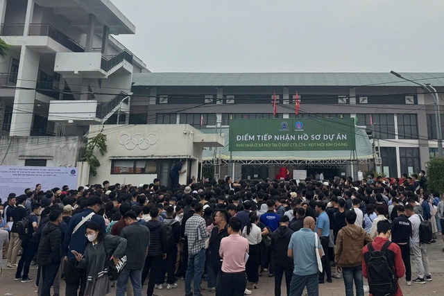 Trải bạt giữ chỗ, thức xuyên đêm chờ nộp hồ sơ mua nhà ở xã hội CT3 Kim Chung- Ảnh 2. Trải bạt giữ chỗ, thức xuyên đêm chờ nộp hồ sơ mua nhà ở xã hội CT3 Kim Chung- Ảnh 2.