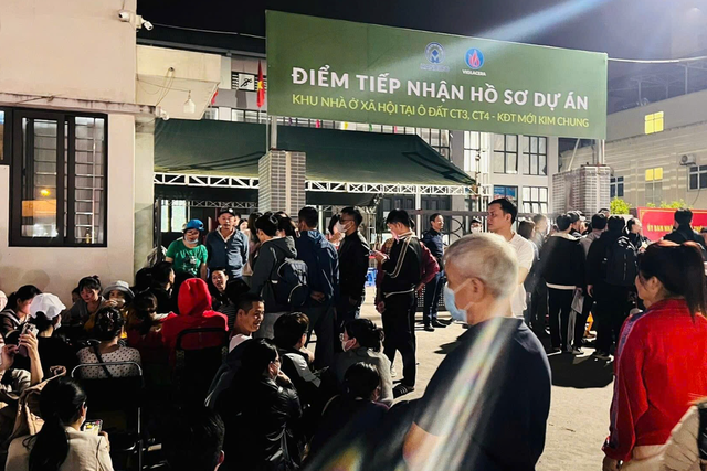 Trải bạt giữ chỗ, thức xuyên đêm chờ nộp hồ sơ mua nhà ở xã hội CT3 Kim Chung- Ảnh 1. Trải bạt giữ chỗ, thức xuyên đêm chờ nộp hồ sơ mua nhà ở xã hội CT3 Kim Chung- Ảnh 1.