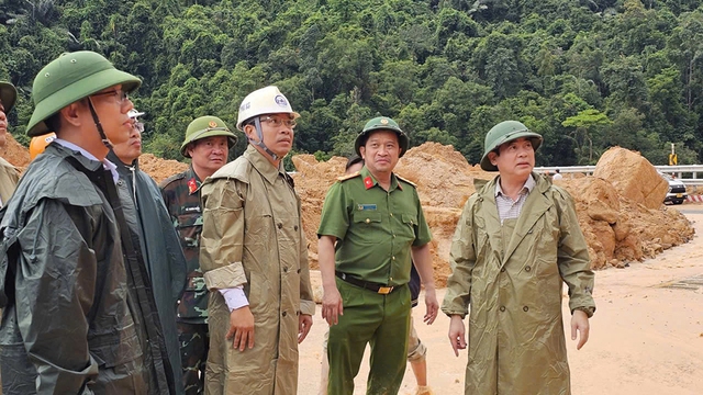 Dốc toàn lực khắc phục sạt lở đèo Khánh Lê - Ảnh 2.