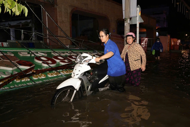 C&ocirc; g&aacute;i 20 tuổi giữa biển nước triều cường khiến mạng x&atilde; hội rưng rưng- Ảnh 1.