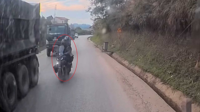 Kinh ho&agrave;ng xe ph&acirc;n khối lớn vượt ẩu ngay cua, &eacute;p &ocirc; t&ocirc; con v&agrave;o lề đường - Ảnh 1.