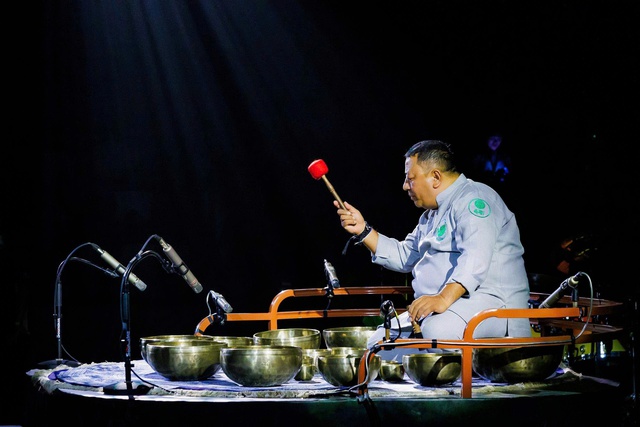 Khi khán giả… nằm nghe nhạc- Ảnh 1. Khi khán giả… nằm nghe nhạc- Ảnh 1.