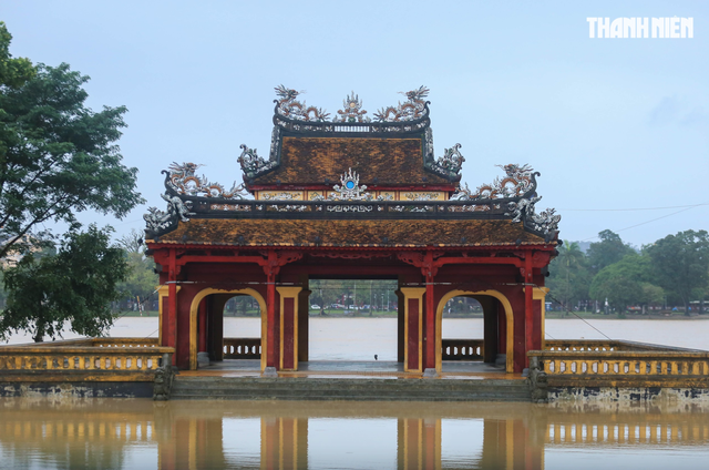 هوئه شاهد بارش شدید باران نزدیک به ۱۰۰۰ میلی‌متر بود و در بسیاری از نقاط هشدار رانش زمین و سیل ناگهانی داده است - عکس ۱.