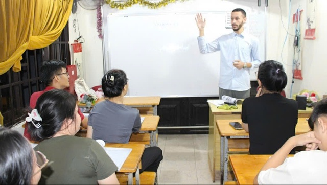 Những gi&aacute;o vi&ecirc;n kh&ocirc;ng bi&ecirc;n giới với lớp học 0 đồng - Ảnh 1.