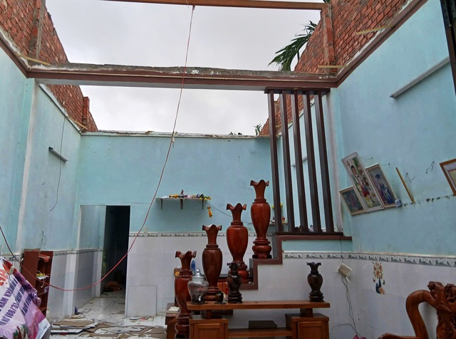 Đà Nẵng: Lốc xoáy làm 50 ngôi nhà tốc mái, 2 mẹ con bị thương nặng- Ảnh 1. Đà Nẵng: Lốc xoáy làm 50 ngôi nhà tốc mái, 2 mẹ con bị thương nặng- Ảnh 1.