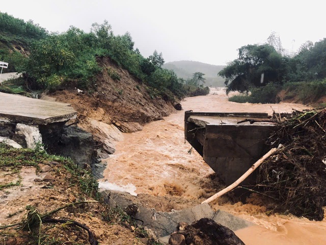 - Ảnh 1. Quảng Ngãi: Nước lũ cuốn trôi cầu Nước Bao, 288 hộ dân bị cô lập - Ảnh 1.