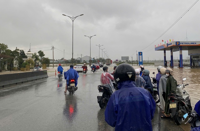 Nước lũ s&ocirc;ng Bồ d&acirc;ng cao tại Huế , học sinh nghỉ học khẩn cấp - Ảnh 1.