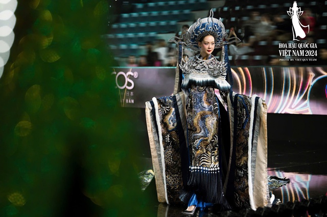 សិស្សប្រុសរចនាសំលៀកបំពាក់ Cuu Long An Van សម្រាប់ Miss International 2025 - រូបថត ២.