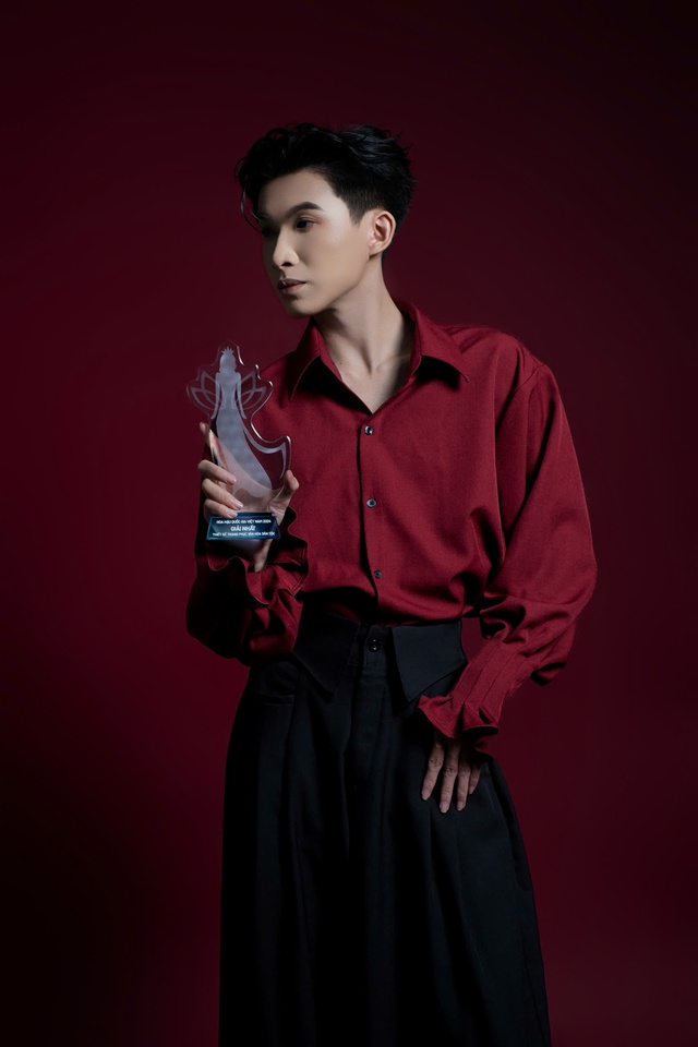 សិស្សប្រុសរចនាសំលៀកបំពាក់ Cuu Long An Van សម្រាប់បវរកញ្ញាអន្តរជាតិឆ្នាំ ២០២៥ - រូបថត ៤.