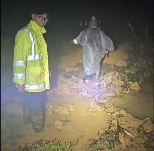 Sạt lở đèo Khánh Lê: Xe tải chở hoa Đà Lạt mắc kẹt 2 ngày, nhà xe cầu cứu- Ảnh 5.