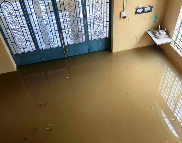 Mưa lớn cùng với thủy điện xả lũ, nhiều nơi ở Đà Nẵng ngập sâu trở lại- Ảnh 4. Mưa lớn cùng với thủy điện xả lũ, nhiều nơi ở Đà Nẵng ngập sâu trở lại- Ảnh 4.
