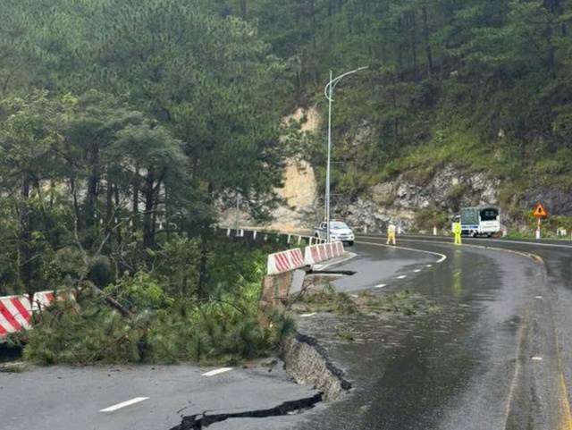 Đèo Prenn sụt lún nghiêm trọng, cấm các phương tiện lưu thông - Ảnh 3.
