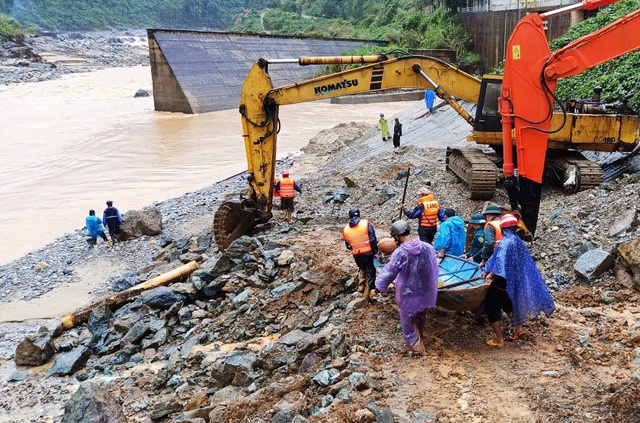 Đà Nẵng: Giải cứu 2 người dân mắc kẹt giữa dòng nước lũ suốt cả đêm- Ảnh 1. Đà Nẵng: Giải cứu 2 người dân mắc kẹt giữa dòng nước lũ suốt cả đêm- Ảnh 1.
