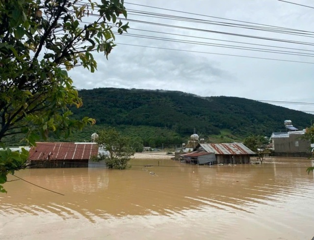 Thủy điện Đa Nhim tăng lưu lượng xả lũ, vùng hạ lưu bị ngập - Ảnh 4.