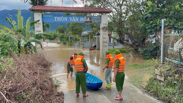 Đắk Lắk: Ngập sâu nhiều nơi, dân được di dời khẩn cấp - Ảnh 1. Đắk Lắk: Ngập sâu nhiều nơi, dân được di dời khẩn cấp - Ảnh 1.