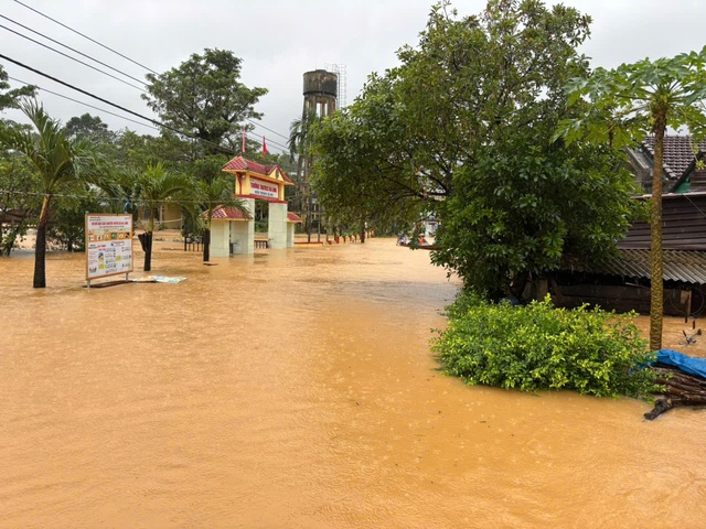 Nhà dân ở chiến khu xưa Ba Lòng ngập tới nóc, cả ngàn người sơ tán- Ảnh 6. Nhà dân ở chiến khu xưa Ba Lòng ngập tới nóc, cả ngàn người sơ tán- Ảnh 6.