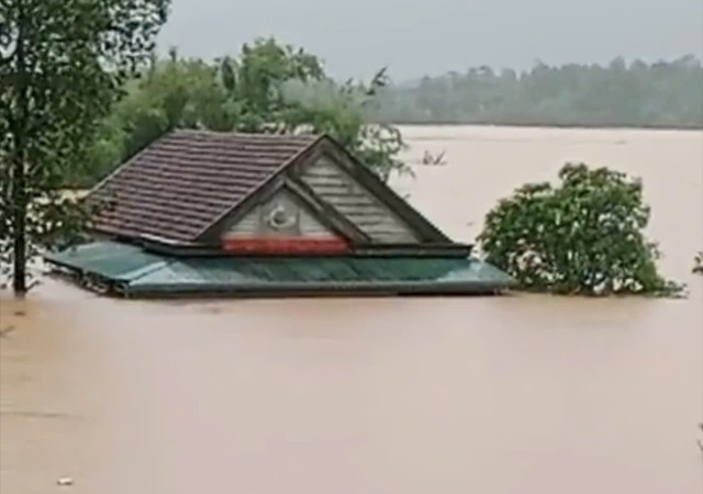 Nhà dân ở chiến khu xưa Ba Lòng ngập tới nóc, cả ngàn người sơ tán- Ảnh 2. Nhà dân ở chiến khu xưa Ba Lòng ngập tới nóc, cả ngàn người sơ tán- Ảnh 2.