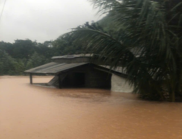 Nhà dân ở chiến khu xưa Ba Lòng ngập tới nóc, cả ngàn người sơ tán- Ảnh 3. Nhà dân ở chiến khu xưa Ba Lòng ngập tới nóc, cả ngàn người sơ tán- Ảnh 3.