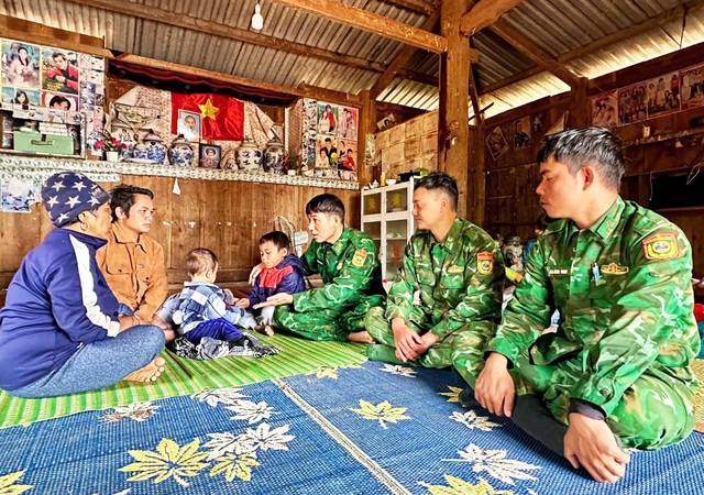 Đà Nẵng: Bộ đội nhận nuôi 2 con của vợ chồng công an viên bị vùi lấp - Ảnh 1. Đà Nẵng: Bộ đội nhận nuôi 2 con của vợ chồng công an viên bị vùi lấp - Ảnh 1.