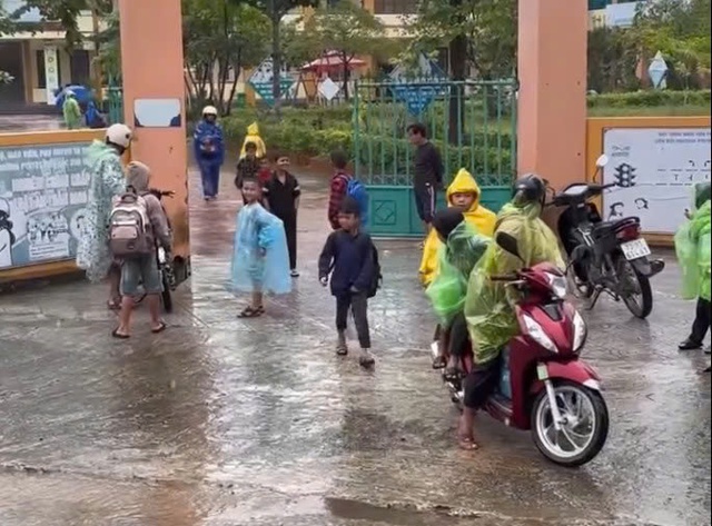 Vụ nghi ngăn học sinh cấp cứu:Phó hiệu trưởng đến trường, phụ huynh lại đón con về- Ảnh 1. Vụ nghi ngăn học sinh cấp cứu:Phó hiệu trưởng đến trường, phụ huynh lại đón con về- Ảnh 1.