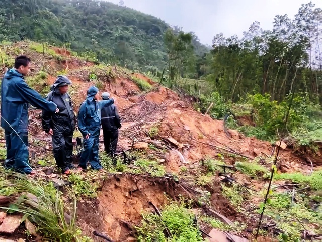 Phát hiện hàng loạt vết nứt, một xã phải di dời hơn 200 người- Ảnh 1. Phát hiện hàng loạt vết nứt, một xã phải di dời hơn 200 người- Ảnh 1.