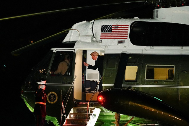 Nhà Trắng lên tiếng về bức ảnh ông Trump đi ngang lá cờ Mỹ 'nằm dưới đất' - Ảnh 1.