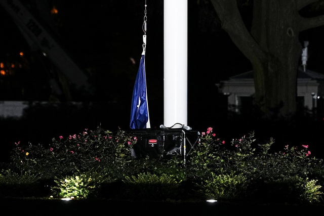 Nhà Trắng lên tiếng về bức ảnh ông Trump đi ngang lá cờ Mỹ 'nằm dưới đất' - Ảnh 3.