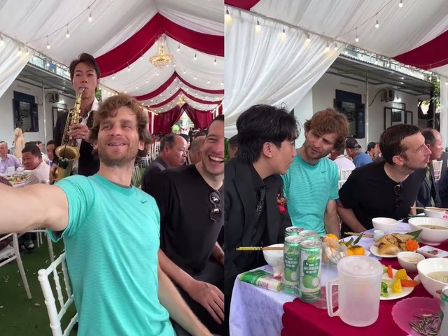 2 khách Tây đạp xe đi phượt được cô dâu, chú rể mời ăn cỗ  - Ảnh 1.