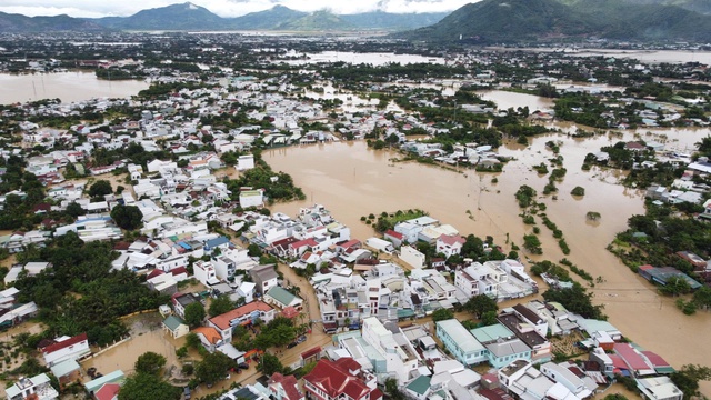 Cấp thiết giải quyết ngập lụt: V&igrave; sao phố biển Nha Trang cứ mưa l&agrave; ngập? - Ảnh 1.
