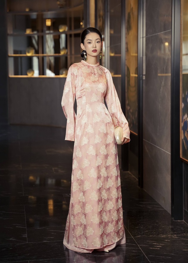 Giữa muôn phong cách, áo dài vẫn giữ riêng một vị thế kiêu sa Giữa muôn phong cách, áo dài vẫn giữ riêng một vị thế kiêu sa- Ảnh 1.