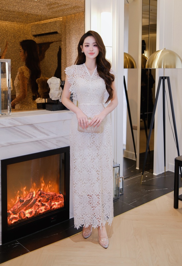 Thanh lịch và quý phái cùng vải ren tinh xảo- Ảnh 2.