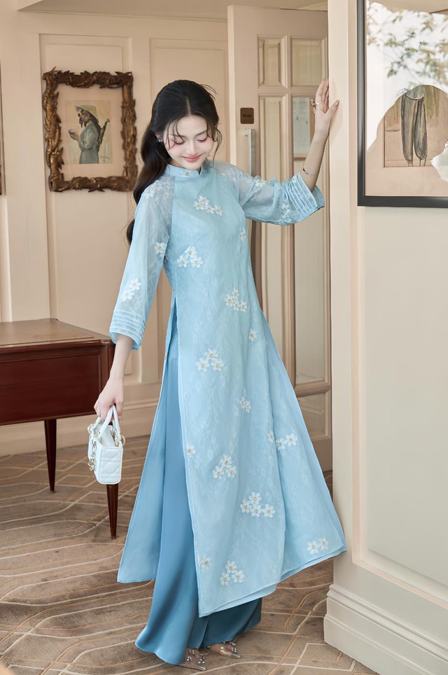 Giữa muôn phong cách, áo dài vẫn giữ riêng một vị thế kiêu sa Giữa muôn phong cách, áo dài vẫn giữ riêng một vị thế kiêu sa- Ảnh 4.