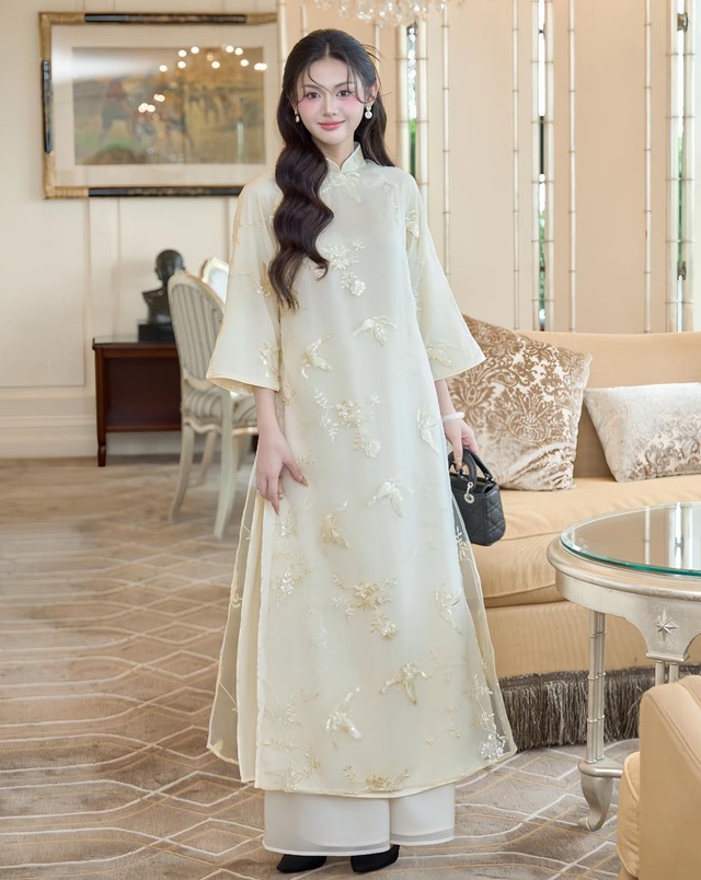 Giữa muôn phong cách, áo dài vẫn giữ riêng một vị thế kiêu sa Giữa muôn phong cách, áo dài vẫn giữ riêng một vị thế kiêu sa- Ảnh 5.