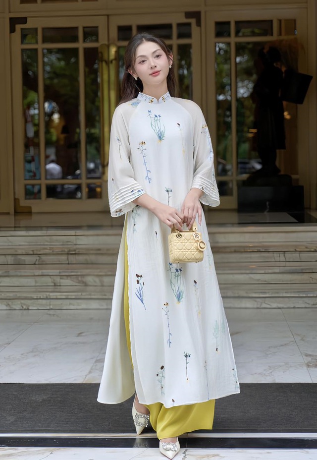 Giữa muôn phong cách, áo dài vẫn giữ riêng một vị thế kiêu sa Giữa muôn phong cách, áo dài vẫn giữ riêng một vị thế kiêu sa- Ảnh 7.