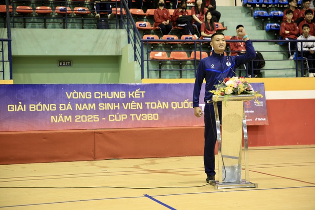 Nhiều trọng t&agrave;i FIFA v&agrave; V-League cầm c&ograve;i, b&oacute;ng đ&aacute; sinh vi&ecirc;n n&acirc;ng tầm đẳng cấp- Ảnh 2.