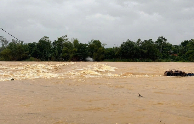 Lũ các sông ở Quảng Ngãi lên nhanh, cảnh báo lũ quét và sạt lở - Ảnh 2.